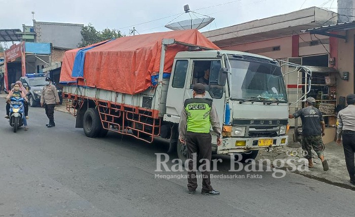 Anggota Polresta Batu saat memantau Mobil pengangkut Hewan (Dok Foto IST)