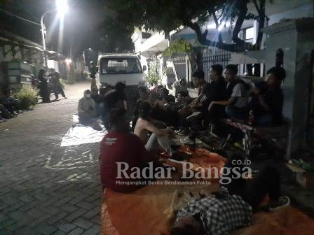 Pendudukan massa aksi Aliansi Kader PMII Kota Malang di depan sekretariat BPK PKC PMII Jatim, Surabaya (Dok Foto IST)