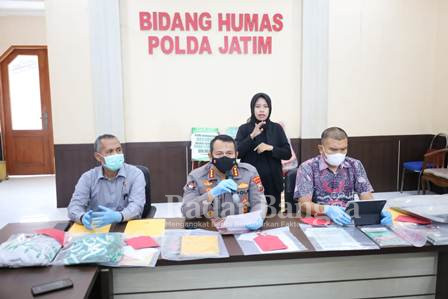 Kabid Humas Polda Jatim, Kombes Pol Dirmanto saat konferensi pers di Mapolda Jatim, Jumat (10/6/2022) (Dok Foto HMS)