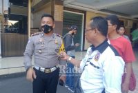 Kasat Lantas Polres Lumajang, AKP. Bayu Halim saat diwawancarai wartawan RadarBangsa.co.id di halaman Mapolres Lumajang (22/06/22)