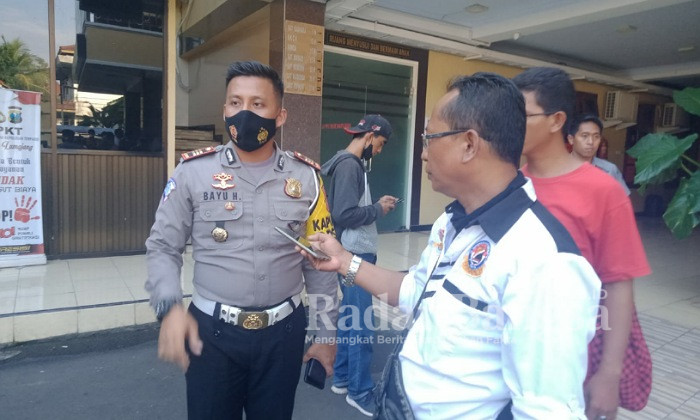 Kasat Lantas Polres Lumajang, AKP. Bayu Halim saat diwawancarai wartawan RadarBangsa.co.id di halaman Mapolres Lumajang (22/06/22)