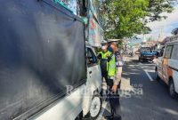 Penyekatan lalu lintas terhadap mobilitas hewan ternak di Pos Simpang 3 Pendem. Kamis, (2/6/2022) (Dok Foto IST)