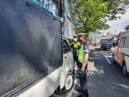 Penyekatan lalu lintas terhadap mobilitas hewan ternak di Pos Simpang 3 Pendem. Kamis, (2/6/2022) (Dok Foto IST)