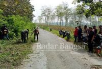 Bintara Pembina Desa (Babinsa) jajaran Koramil 23/Kedewan, Kodim 0813 Bojonegoro, kembali melaksanakan karya bakti pembersihan diseputaran kiri kanan jalan desa. Kali ini, Minggu (5/6/2022)  (Dok Foto IST)