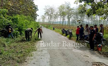 Bintara Pembina Desa (Babinsa) jajaran Koramil 23/Kedewan, Kodim 0813 Bojonegoro, kembali melaksanakan karya bakti pembersihan diseputaran kiri kanan jalan desa. Kali ini, Minggu (5/6/2022)  (Dok Foto IST)