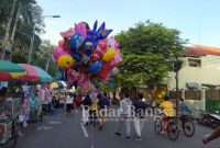 Masyarakat yang melakukan CFD dan pedagang yang berjajar (Dok Foto IST)
