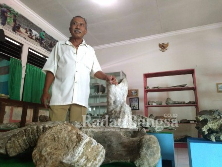 Hary Nugroho, pemilik sekaligus pengelola Museum 13 mengenalkan penemuan fosil di Kabupaten Bojonegoro. (Dok Foto Kominfo]