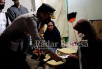  Kapolres Bojonegoro didampingi Kasat Reskrim secara langsung mengantar pelaku pulang dan menyerahkan pelaku ke keluarga (Dok Foto Humas)