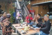  Tamam sang pengusaha cafe Daun muda lagi berbincang santai dengan pengunjung (Dok Foto Pribadi)