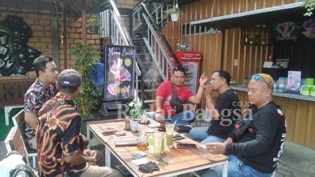  Tamam sang pengusaha cafe Daun muda lagi berbincang santai dengan pengunjung (Dok Foto Pribadi)