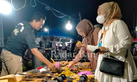 Para pedagang yang dikunjungi pembeli di lokasi tempat Bojonegoro Bersyolawat digelar (Dok Foto IST)