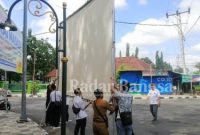 Tim Dinkominfo saat memasang alat untuk acara Bojonegoro bersholawat (Dok Foto Dinkominfo/Bojonegoro)