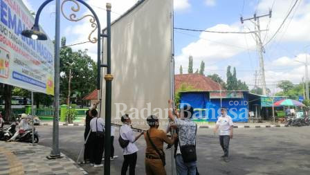 Tim Dinkominfo saat memasang alat untuk acara Bojonegoro bersholawat (Dok Foto Dinkominfo/Bojonegoro)