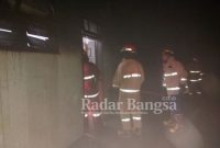 Dinas Pemadam Kebakaran dan Penyelamatan (Damkar) Pos Kota Bojonegoro berhasil memadamkan api yang membakar rumah warga, Selasa (7/6/2022)  (Dok Foto IST)