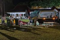 Petugas kebersihan dari DLH saat membersihkan Alun-alun usai acara bersholawat (Dok Foto IST)