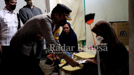  Kapolres Bojonegoro didampingi Kasat Reskrim secara langsung mengantar pelaku pulang dan menyerahkan pelaku ke keluarga (Dok Foto Humas)