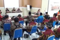 Kepala Puskesmas Rawat Inap Cidaun H. Eman Sulaeman. S. Kep sedang menyampaikan sambutan dalam acara lokakarya mini puskesmas rawat inap Cidaun triwulan 2 tahun 2022 yang dihadiri oleh camat, polsek, koramil, OPD tingkat kecamatan Cidaun, Para kepala desa sekecamatan Cidaun, Kepala KUA, UPTD P5A, MUI kecamatan Cidaun, tim kesehatan di seluruh wilayah Cidaun, dan sejumlah jurnalis. (Dok Foto : AE Nasution/RadarBangsa.co.id)