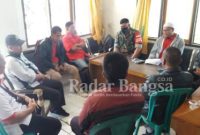 lt. Camat Cidaun Syofyan Sunuri. S. Sos didampingi tim monev DD dan ADD tahun anggaran 2022 dan Babinsa sedang melakukan pembinaan dengan perangkat desa Puncak Baru. (Dok photo AE Nasution/RadarBangsa.co.id)