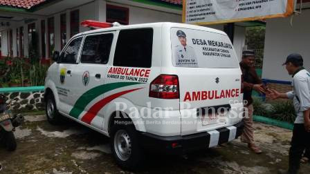 Plt. Camat Cidaun Syofyan Sanuri. S. Sos dan Tim Monev Dana Desa (DD) dan Anggaran Dana Desa (ADD) kecamatan Cidaun monitor mobil ambulance milik desa Mekarjaya yang sumber dana pengadaannya dari Dana Desa (DD) Tahun Anggaran 2022. (Dok. Photo AE Nasution/RadarBangsa.co.id).