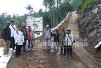 Plt. Camat Cidaun Syofyan Sanuri. S. Sos bersama tim, dan juga kepala desa Gelarwangi dan perangkatnya lakukan monitor pembangunan pisik infrastruktur berupa peningkatan jalan usaha tani desa (TPT) yang beralokasi di Tutugan Rahong diperkirakan telah melebihi dari nilai anggaran Dana Desa (DD) yang telah dikucurkan. (Dok. Photo AE Nasution/RadarBangsa.co.id)