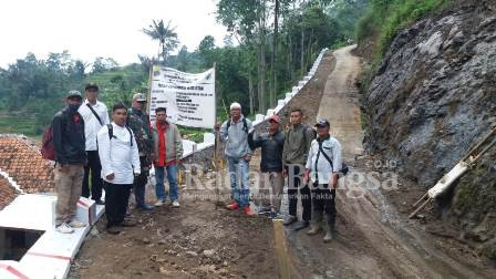 Plt. Camat Cidaun Syofyan Sanuri. S. Sos bersama tim, dan juga kepala desa Gelarwangi dan perangkatnya lakukan monitor pembangunan pisik infrastruktur berupa peningkatan jalan usaha tani desa (TPT) yang beralokasi di Tutugan Rahong diperkirakan telah melebihi dari nilai anggaran Dana Desa (DD) yang telah dikucurkan. (Dok. Photo AE Nasution/RadarBangsa.co.id)