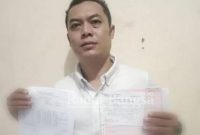  Ahmad Masturi saat menunjukan bukti PBB yang tertunggak (Dok Foto  Jaya Sutono Radar Bangsa)