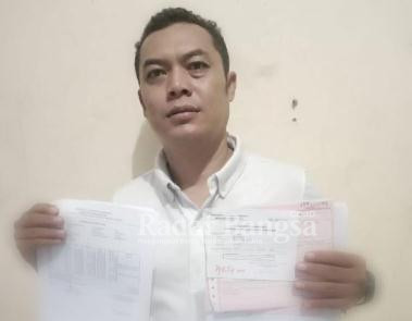  Ahmad Masturi saat menunjukan bukti PBB yang tertunggak (Dok Foto  Jaya Sutono Radar Bangsa)