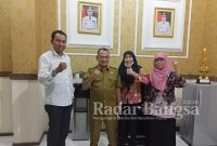 Kepala Dinas Pendidikan Kabupaten Lamongan, Munif Syarif, bersama dengan Sekretaris Dewan Pembina Yayasan Penggerak Indonesia Cerdas (Pengincer) HB Arifin, dan sejumlah guru yang berinisiatif mengembangkan komunitas belajar matematika hingga terwujud sebuah Kampung Matematika. (Dok Foto Ist)