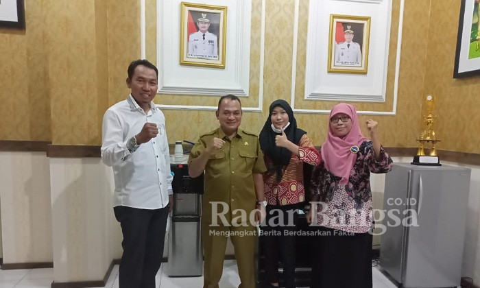 Kepala Dinas Pendidikan Kabupaten Lamongan, Munif Syarif, bersama dengan Sekretaris Dewan Pembina Yayasan Penggerak Indonesia Cerdas (Pengincer) HB Arifin, dan sejumlah guru yang berinisiatif mengembangkan komunitas belajar matematika hingga terwujud sebuah Kampung Matematika. (Dok Foto Ist)