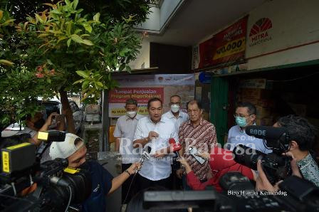 Menteri Perdagangan, Muhammad Lutfi didampingi Direktur Jenderal Perdagangan Dalam Negeri, Oke Nurwan meninjau implementasi penjualan program Minyak Goreng Curah Rakyat (MGCR) di Pasar Kampung Ambon, Jakarta, Selasa (7 Juni 2022).