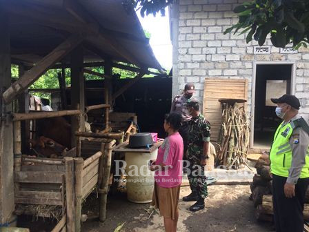 Jajaran anggota Polsek Kasembon bersama anggota Koramil Kasembon melaksanakan kegiatan Patroli Dialogis ke pemilik Ternak Sapi Perah pada hari Selasa (14/7/2022) (Dok Foto IST)