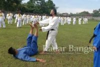 Personel Polres Batu melaksanakan latihan rutin dan ujian beladiri Polri. di lapangan Panderman samping Mapolres Batu. Jumat (17/07/2022) (Foto IST)