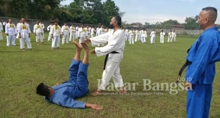 Personel Polres Batu melaksanakan latihan rutin dan ujian beladiri Polri. di lapangan Panderman samping Mapolres Batu. Jumat (17/07/2022) (Foto IST)