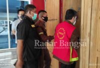 Drs Khamim saat diserahkan petugas kejaksaan Lamongan ke Lapas Lamongan (Dok Foto IST)