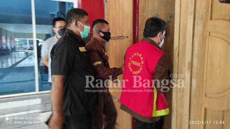 Drs Khamim saat diserahkan petugas kejaksaan Lamongan ke Lapas Lamongan (Dok Foto IST)