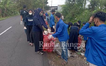 PMII UNISDA dalam memperingati Hari lingkungan hidup (HLH) sedunia, dengan aksi nyata membersikan sampah plastik di jalan poros Kecamatan Pucuk - Kecamatan Brondong. Minggu (05/06). (Dok Foto IST)