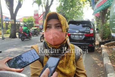 Sekretaris Koperasi Wanita (Kopwan) 'Pandan Lestari' Desa Pandanpancur Kecamatan Deket berinisial SN,  saat diwawancari media depan kantor Kejari Lamoangan (07/06/2022) (Dok Foto Edi)