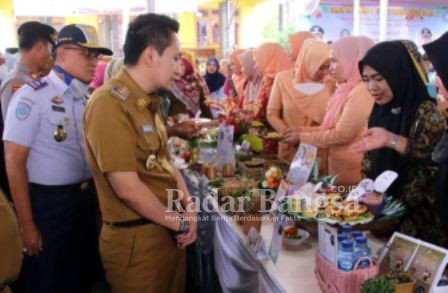 Wabup lampura mencoba olahan pangan yang dibuat oleh para peserta  (Dok Foto IST)