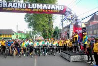Kapolres Lumajang AKBP Dewa Putu Eka D, S.I.K, M.H, membuka start pemberangkatan ribuan peserta Fun Bike , di Jalan Alun - Alun Utara ( depan Mapolres Lumajang ), Minggu (19/6/2022) (Foto HMS)