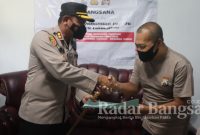 Kapolres Lumajang AKBP Dewa Putu Eka D,  S.I.K, .MH didampingi Pejabat Utama memimpin kegiatan Anjangsana bagi keluarga besar Polres Lumajang yang saat ini sedang terbaring dikarenakan sakit, Senin (20/06/2022) (Dok Foto HMS)