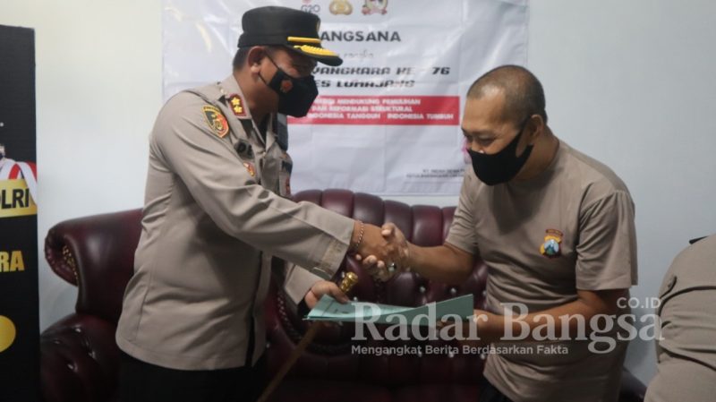 Kapolres Lumajang AKBP Dewa Putu Eka D,  S.I.K, .MH didampingi Pejabat Utama memimpin kegiatan Anjangsana bagi keluarga besar Polres Lumajang yang saat ini sedang terbaring dikarenakan sakit, Senin (20/06/2022) (Dok Foto HMS)