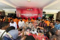 Kapolres Lumajang, AKBP. Dewa Putu Eka D, S.I.K., M.H, saat konfrensi pers menghadirkan sejumlah awak media, dilaksanakan di lobby Mapolres, Rabu (8/6/2022). (Dok Foto HMS)