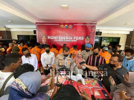 Kapolres Lumajang, AKBP. Dewa Putu Eka D, S.I.K., M.H, saat konfrensi pers menghadirkan sejumlah awak media, dilaksanakan di lobby Mapolres, Rabu (8/6/2022). (Dok Foto HMS)