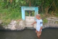 Satimun, Ulu Ulu banyu (Tuwowo) dusun Darungan, desa Wonokerto, Kecamatan Tekung, saat mengecek Pintu air yang sudah di buka (Dok Foto Riyaman)