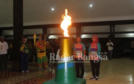  Pelepasan Kirab Obor Api Porprov di Pendapa Arya Wiraraja Lumajang (Foto IST)