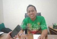 Kadispora kabupaten Lumajang, Nurman Riyadi saat diwawancarai media ditempat ruang kerjanya (Dok Foto Riyaman)