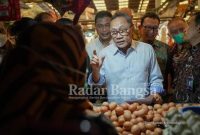 Menteri Perdagangan, Zulkifli Hasan meninjau barang kebutuhan pokok di Pasar Koja Baru, Jakarta, Jumat (17/6).