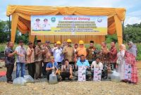 peletakan batu pertama pembangunan Pabrik Pakan ikan Mandiri oleh Bupati Pasaman H. Benny Utama, didampingi Direktur Obat dan Pakan Ikan Kementerian Kelautan dan Perikanan, di Balai Benih Ikan (BBI) Kecamatan Rao Selatan, Kamis (23/6). (Dok Yulia)