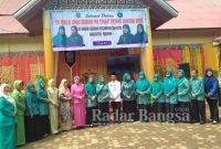  Tim penilai lomba gerakan PKK Provinsi Sumatera Barat yang dipimpin oleh Ny.Fitria Amalia Audy Wakil Ketua TP PKK Provinsi Sumatera Barat, yang didampingi Ny.Susi Benny Utama Ketua TP PKK Kabupaten Pasaman, Ny.Deni Sabar AS Ketua GOW Kabupaten Pasaman, dan Drs.Mara Ondak,MM Sekda Kabupaten Pasaman, lakukan penilaian kepada TP PKK Nagari Cubadak Kecamatan Dua Koto Kabupaten Pasaman, Jum’at (17/06/2022) (Dok Foto Anafia)