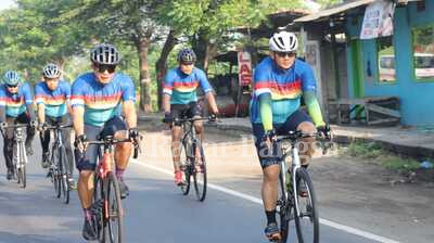 Kapolres Pasuruan AKBP Erick Frendriz, S.I.K., M.Si. bersama Tim gowes TNI dan Komunitas sepeda Kabupaten Pasuruan (Foto IST)